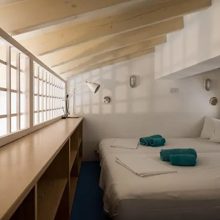 فيلة Artisan Seafront 7 *